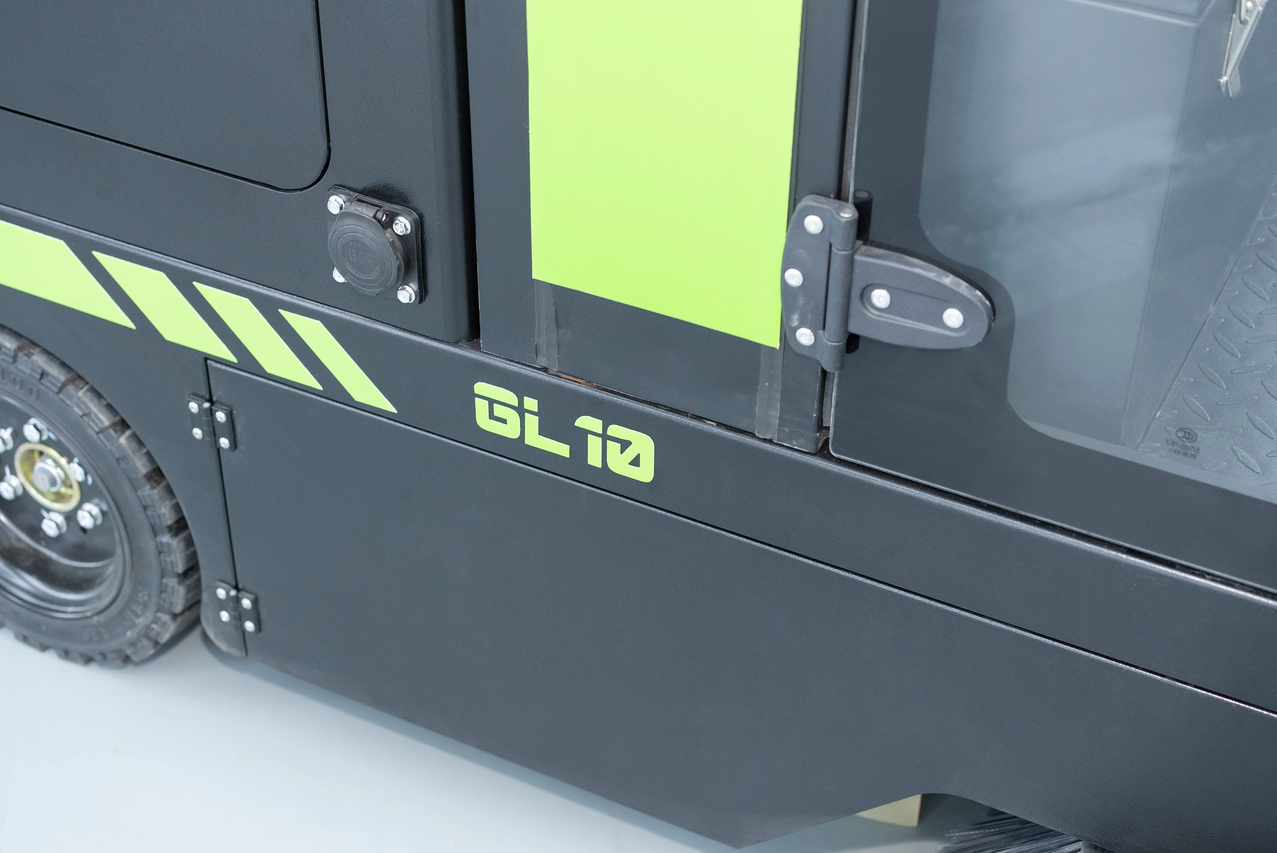 Cheap price mobile street sweeper machine electric sweeper brushes ride on road sweeper