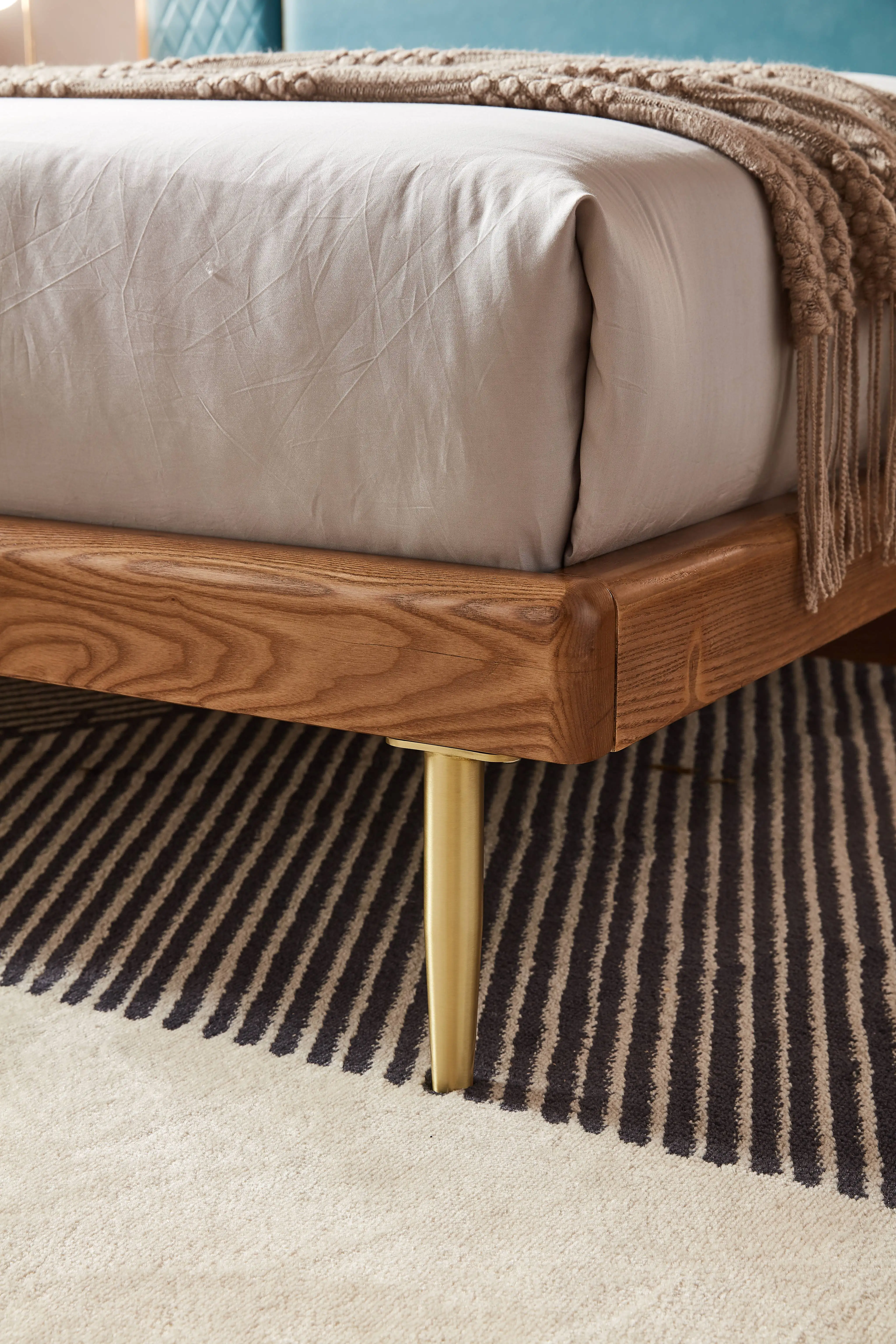 Modern Style 100% Solid Wood Bed Bedroom Furniture Home Furniture Latest Double King Queen Bed Designs