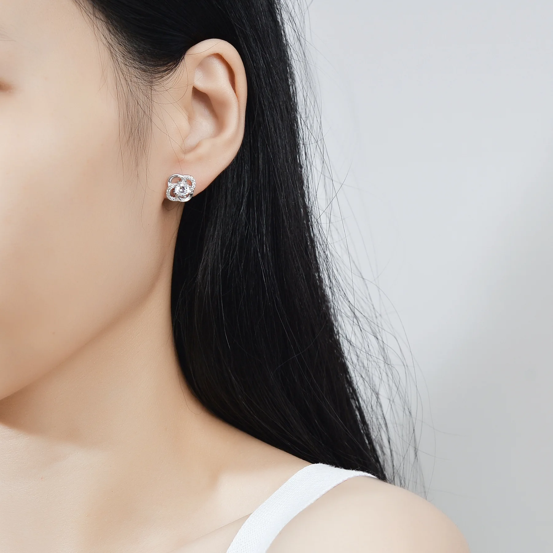 Fashion Simple Personality Korean Style Silver-plated Diamond Rotating Four-leaf Clover Earring Jewelry for Women