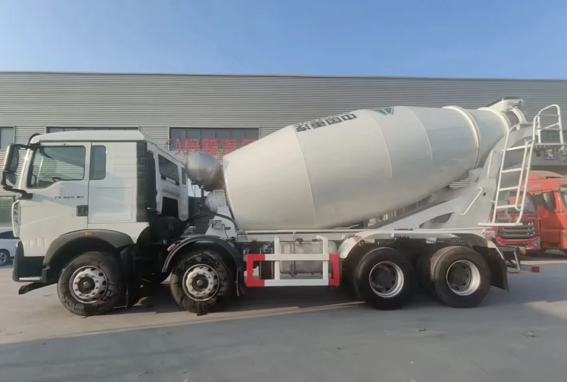 SINOTRUK HOWO 8x4 Concrete Mixer Truck Best Self-Loading Mixer Truck New or Used Cement Mixing Machine For Sale In Ethiopia