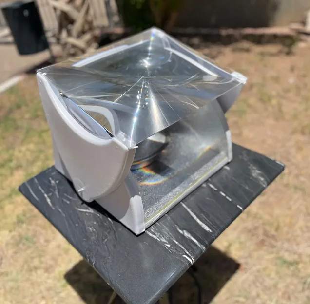 Portable outdoor solar oven for cooking hot dishes