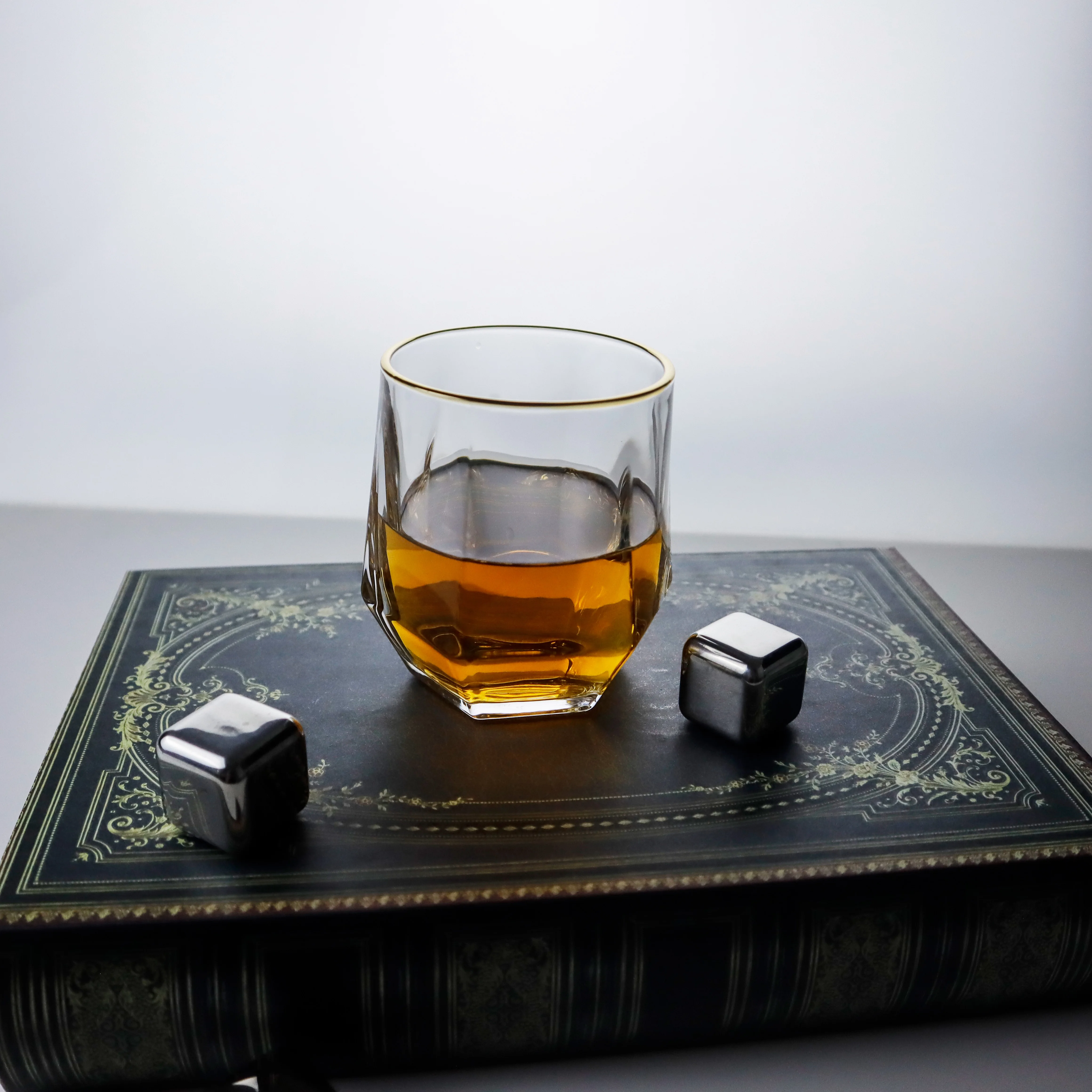 Hot Sell Customized Engraved Old Fashion Crystal Gold Rim Diamond Whiskey Glass