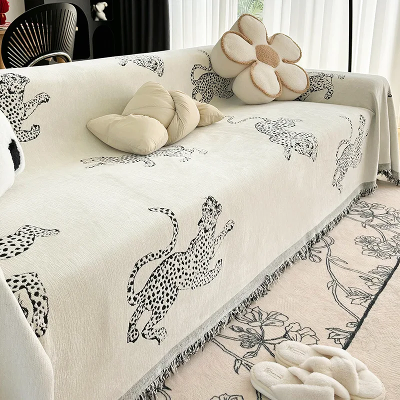 Vintage Luxury Thick Green Chenille Cheetah Design Jacquard Throw Sofa Towel With Handmade Tassels For Living Room Non-slip