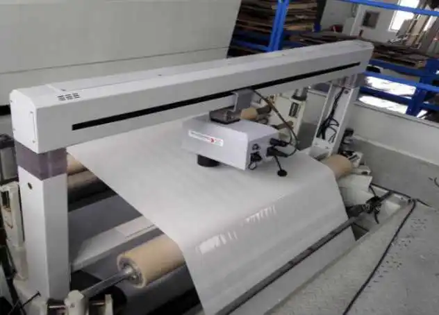 Нетканая ламинирующая машина для ламинирования термоламинированной пленки