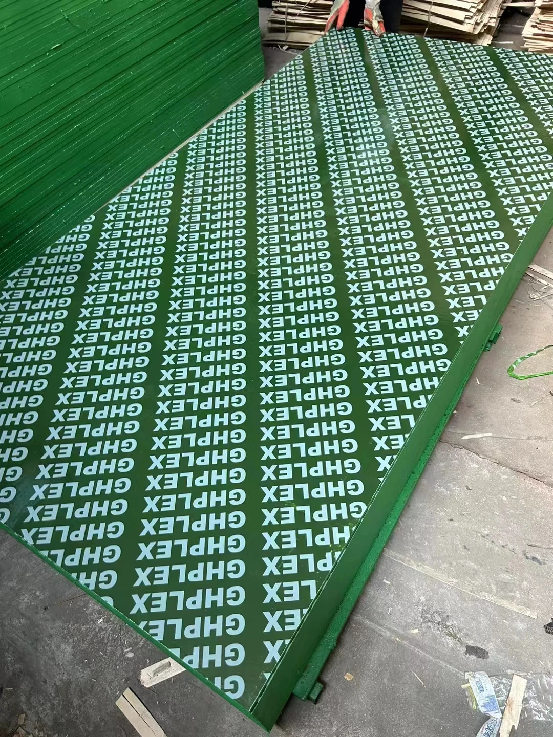 China Factory Cheap Price High Quality 18 mm 1220 2440mm Poplar Core Black Film Faced Plywood For Concrete Formwork