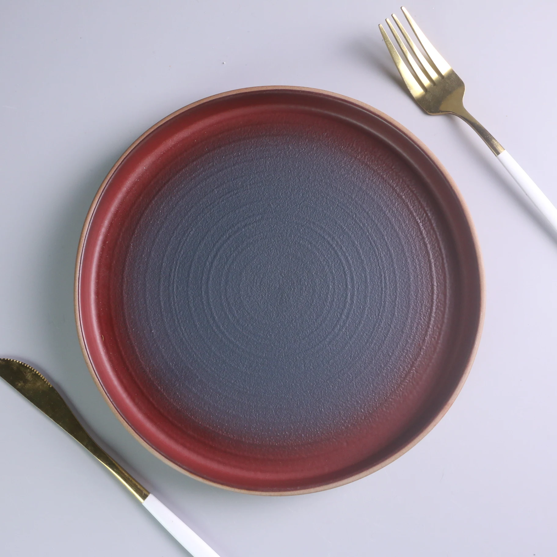 Creative restaurant tableware red Nordic round dinner plate serving tray ceramic disc dinnerware wholesale ceramic plate