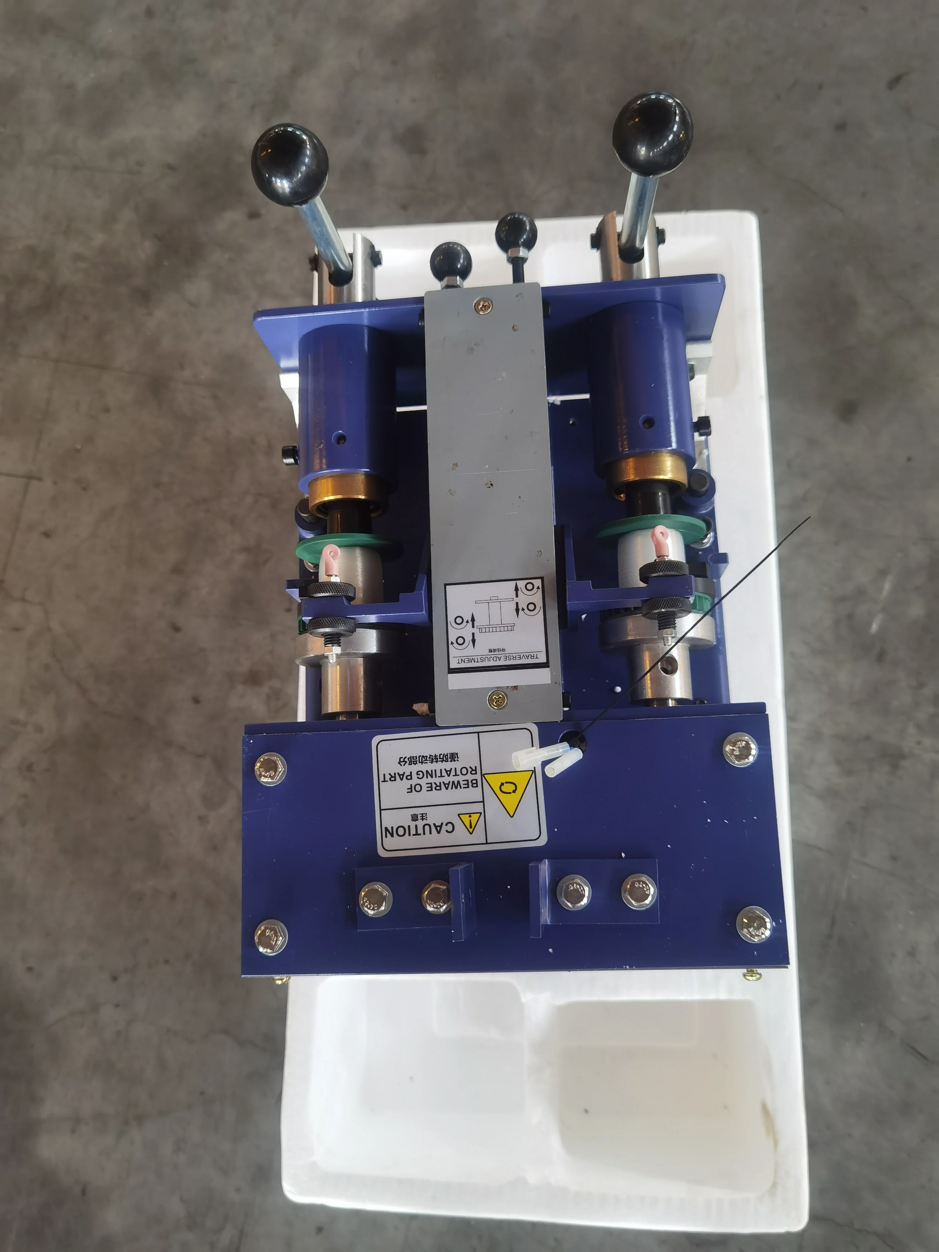 Leno bobbin winder with 2 spindles