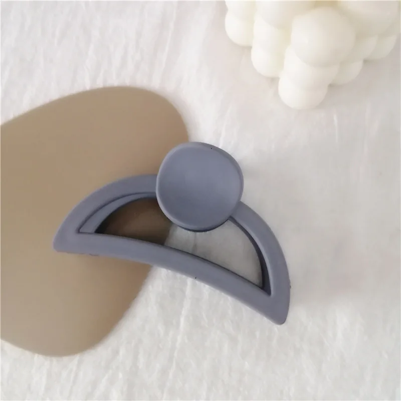 Yiwu Made Small Commodities New Arrival Fashion Ladies Acrylic Half-moon Ladies and Girls Hair Clips