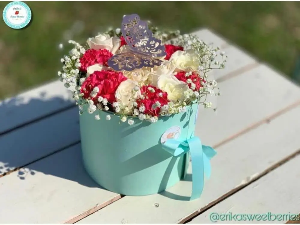 Teal Luxury Flower Box Round Gift Box with Ribbon and Clear Lid Custom Chocolate Candy Strawberry Packaging Boxes
