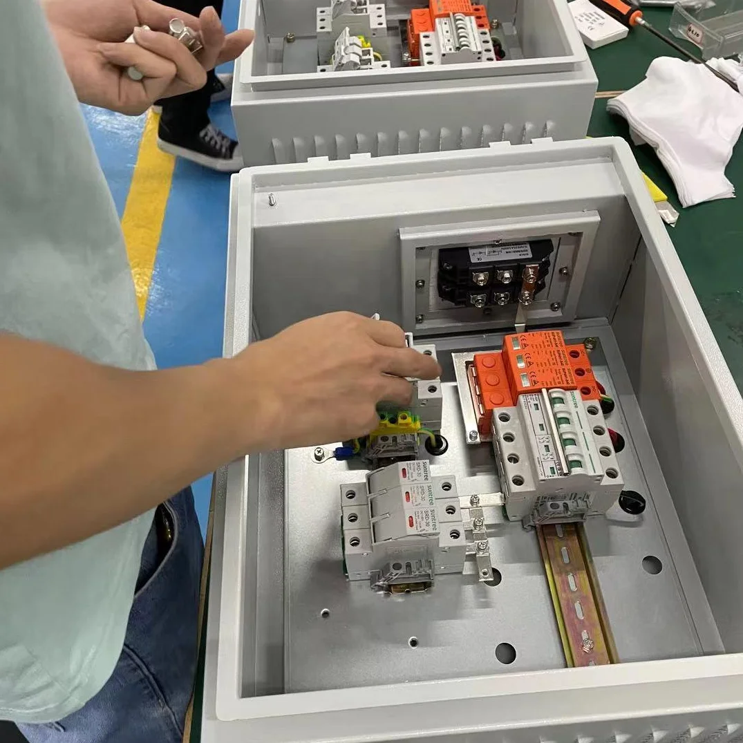 Built-in breaker and surge protector Solar PV combiner box
