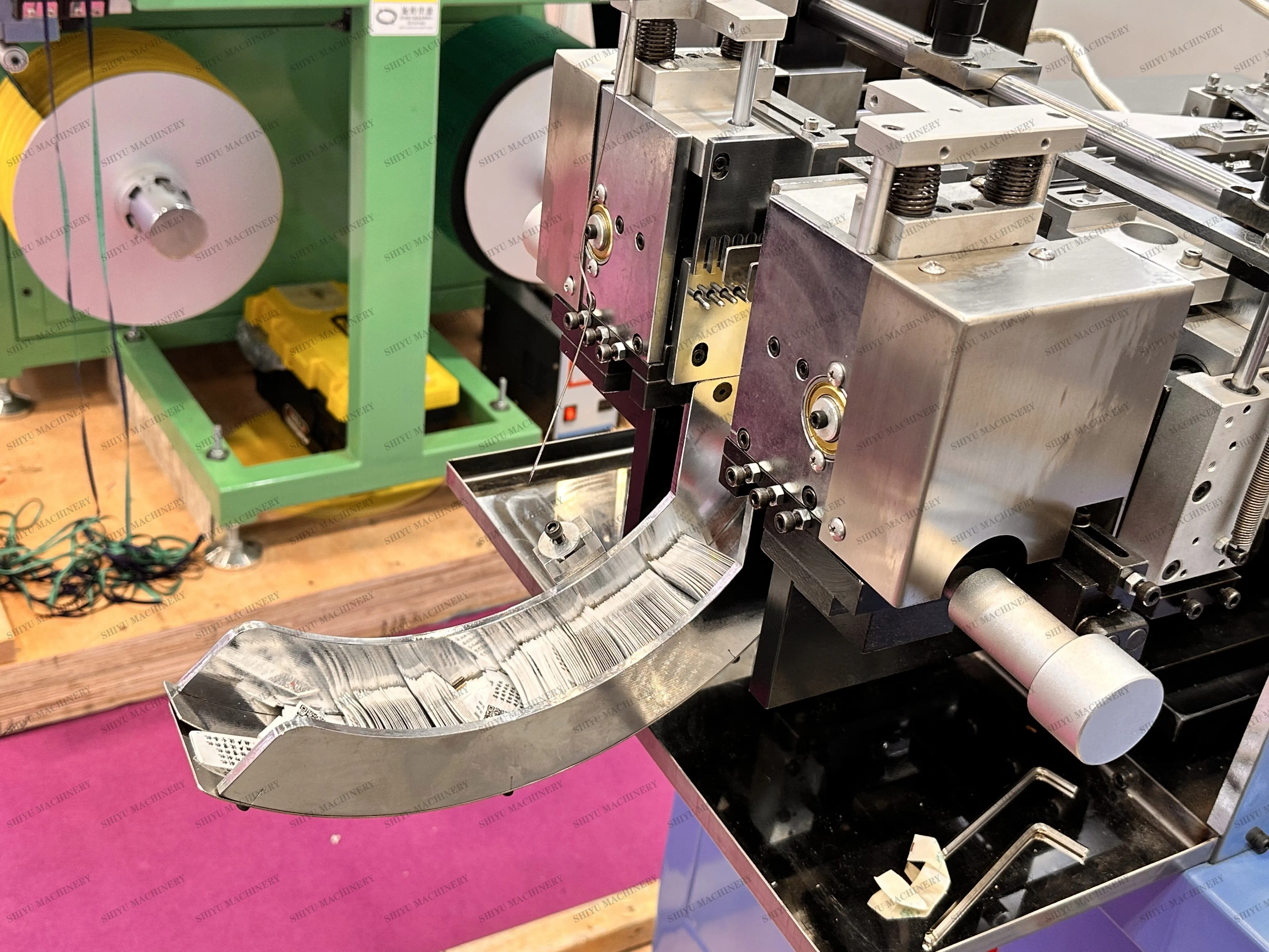 Woven label cut and fold machine garment satin label cutting and folding machine