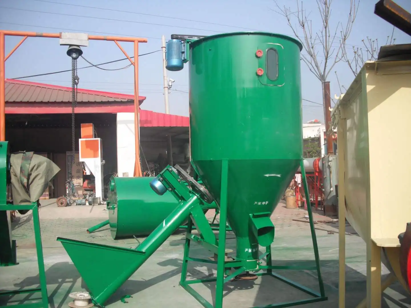 Factory price automatic animal crusher mixer grinding mixing machine for chicken poultry farm feed mill small feed system