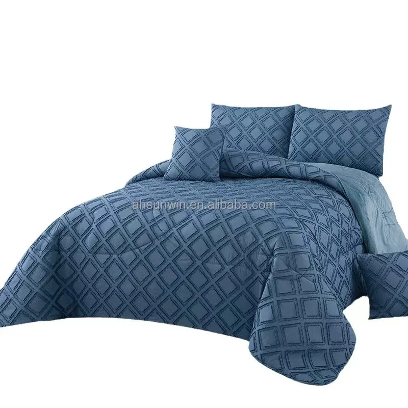 Hot Selling Luxury Bedding Set Velvet Quilt Bedding Set Rhombus Comforter Set Fleece Flat Sheet on the Bed