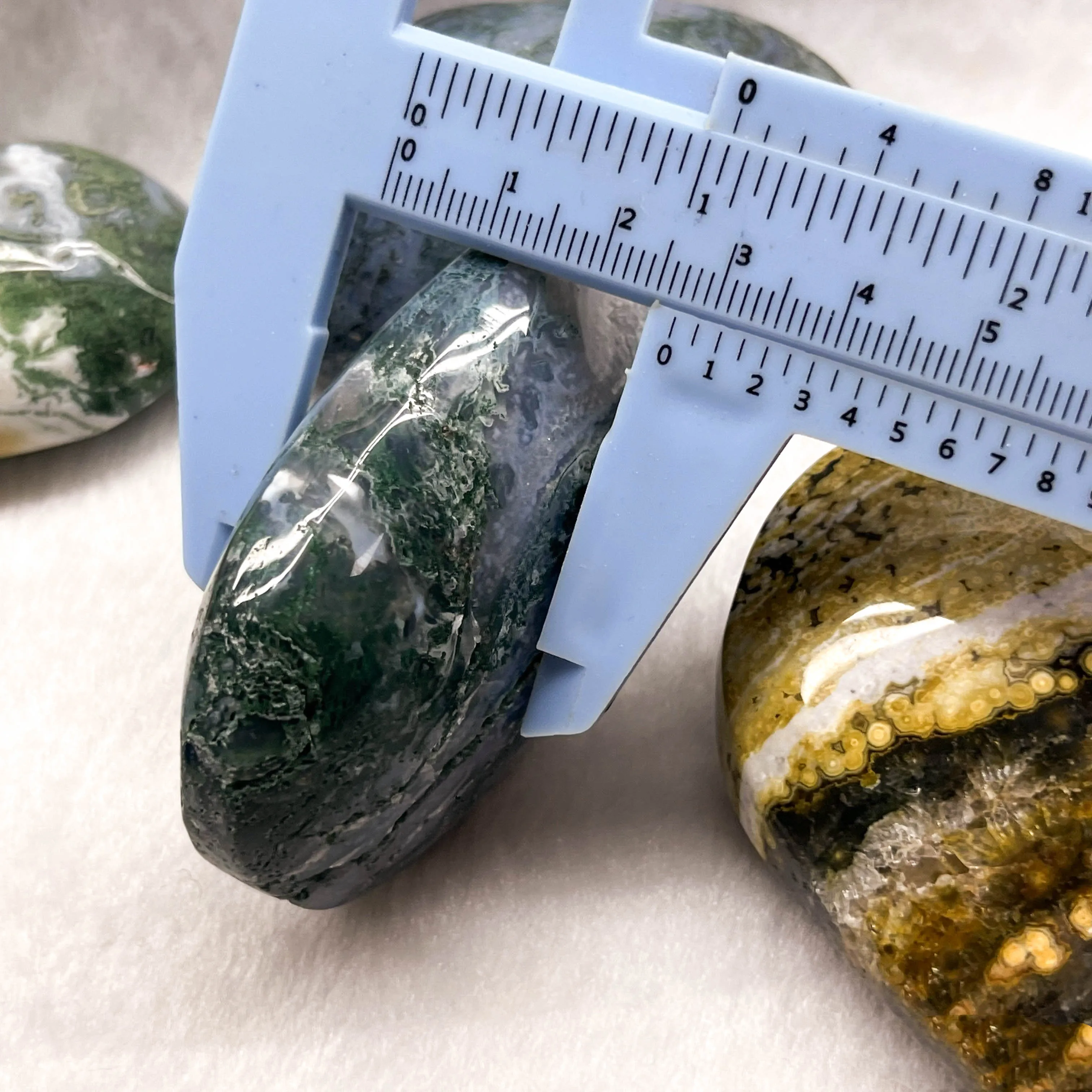 Wholesale Natural Crystal Polishing Amethyst Healing Gemstone Quartz Palm Stone For Sale