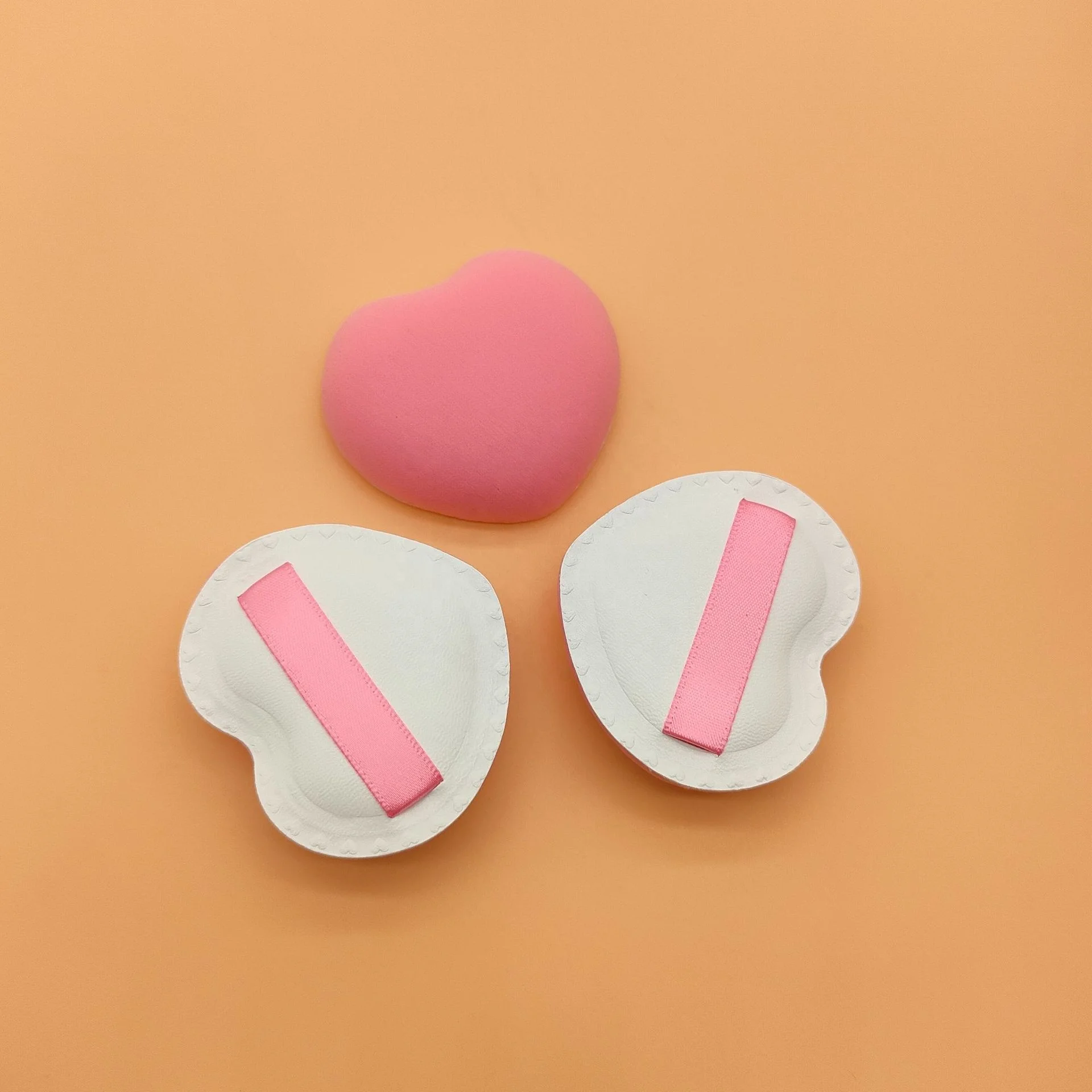 Wholesale Beauty Care Love Shape Makeup Puff Travel Portable Foundation Cream Soft Puff with Box Package