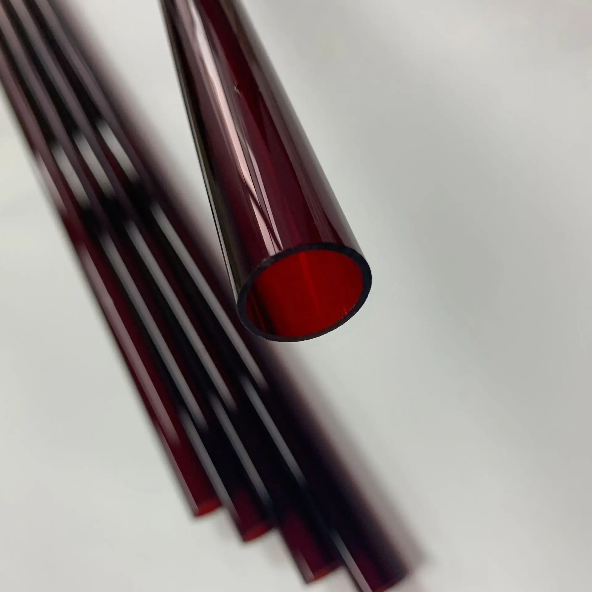 
The manufacturer sells molten high temperature resistant wine red quartz glass tube for heating 