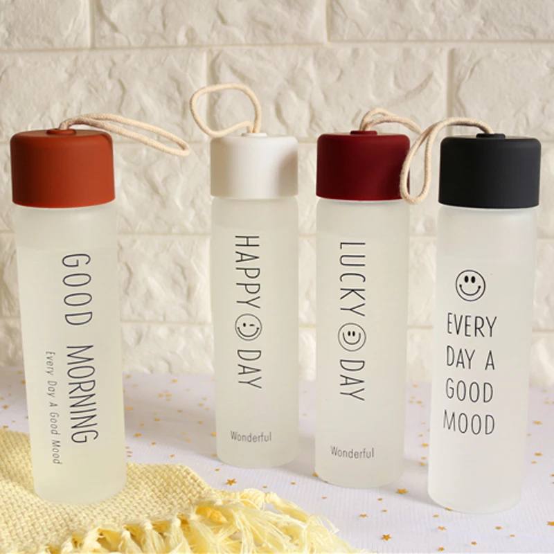 Недорогая бутылка для воды из матового стекла с логотипом на заказ ремешком продажи 2022 дорожные бутылки боросиликатного спорта