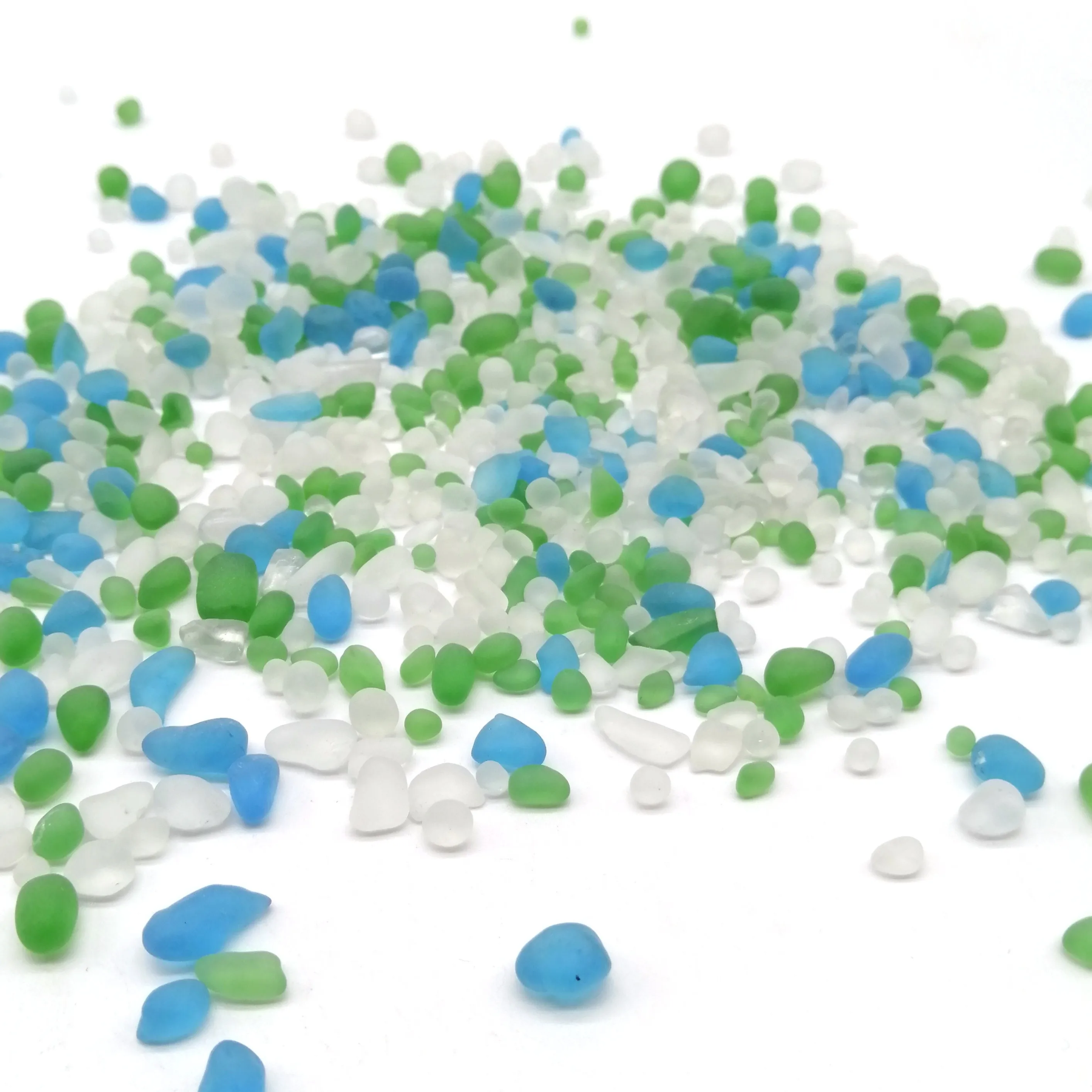 Заводская цена 1-3 мм морское стекло Смешанное неправильное из бисера галька для внутренней отделки бассейна