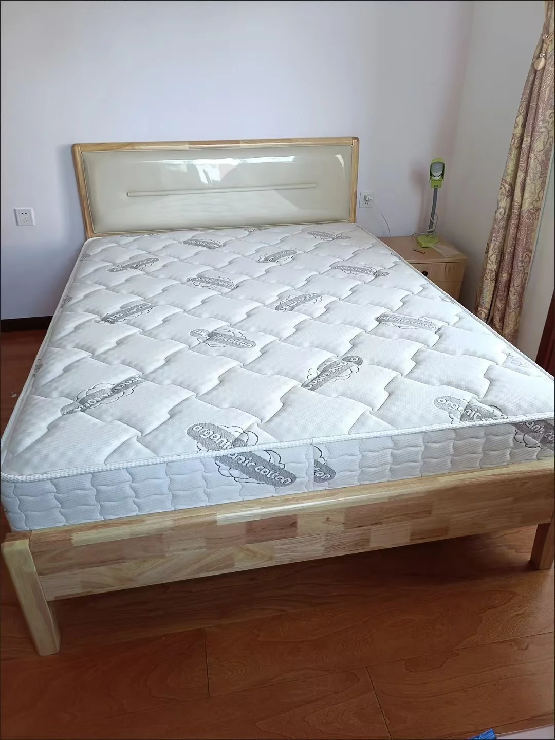 Modern Simple Solid Wood Bedroom Furniture 1.8 Double Light Luxury Wedding King Size Bed Frame Bedroom 1.5m Bed