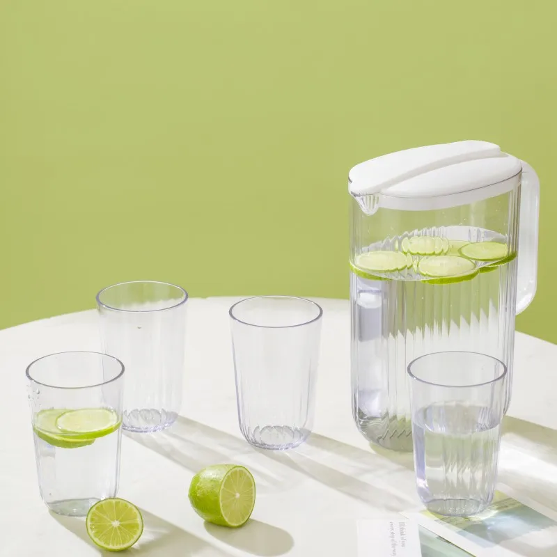 Пластиковый кувшин для воды с крышкой и ручкой