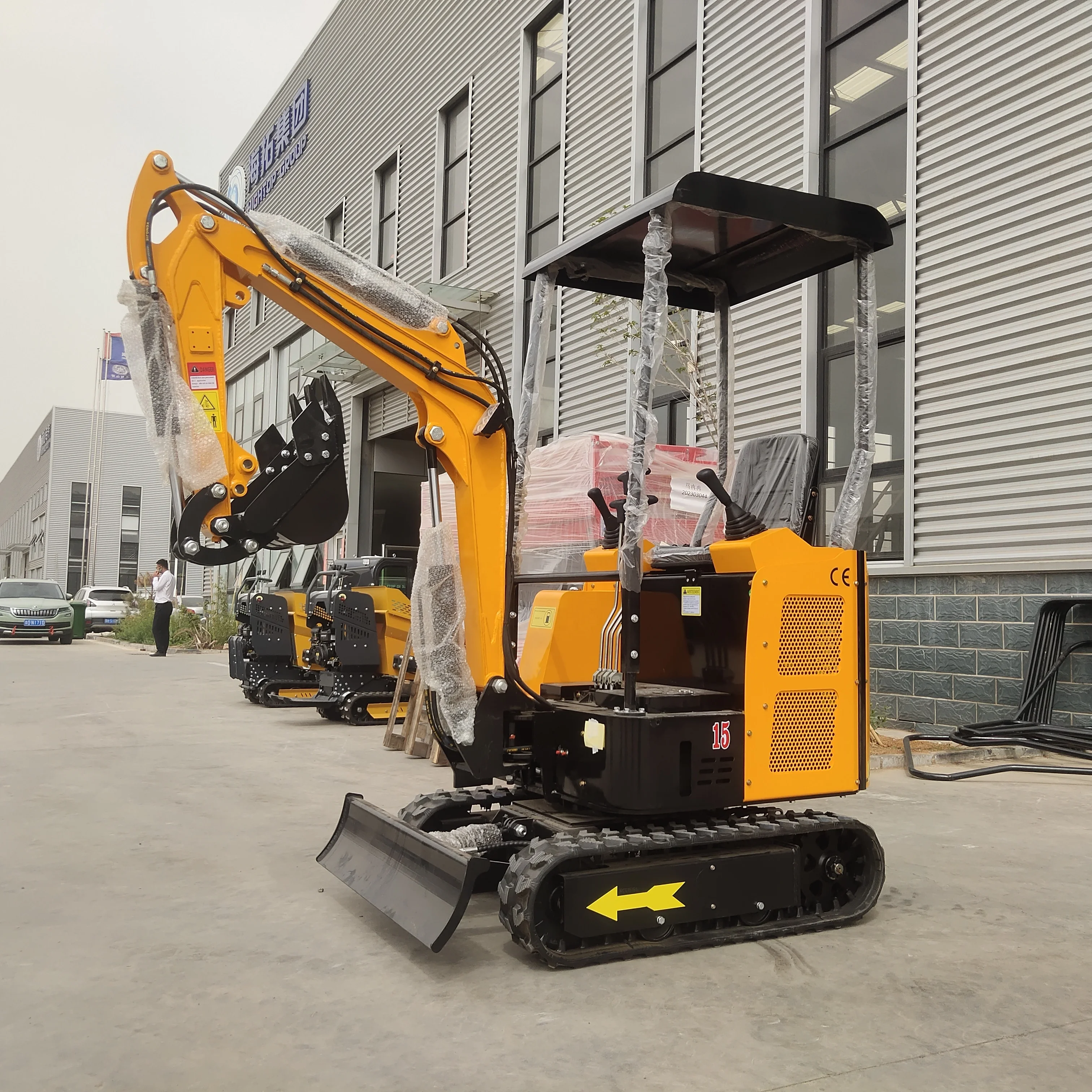 HIGHTOP Compact Mini Crawler Excavator 0.025cbm 380MM Bucket 1.5T 1500KG Small Digger Machine with CE EPA Euro5 Certificate