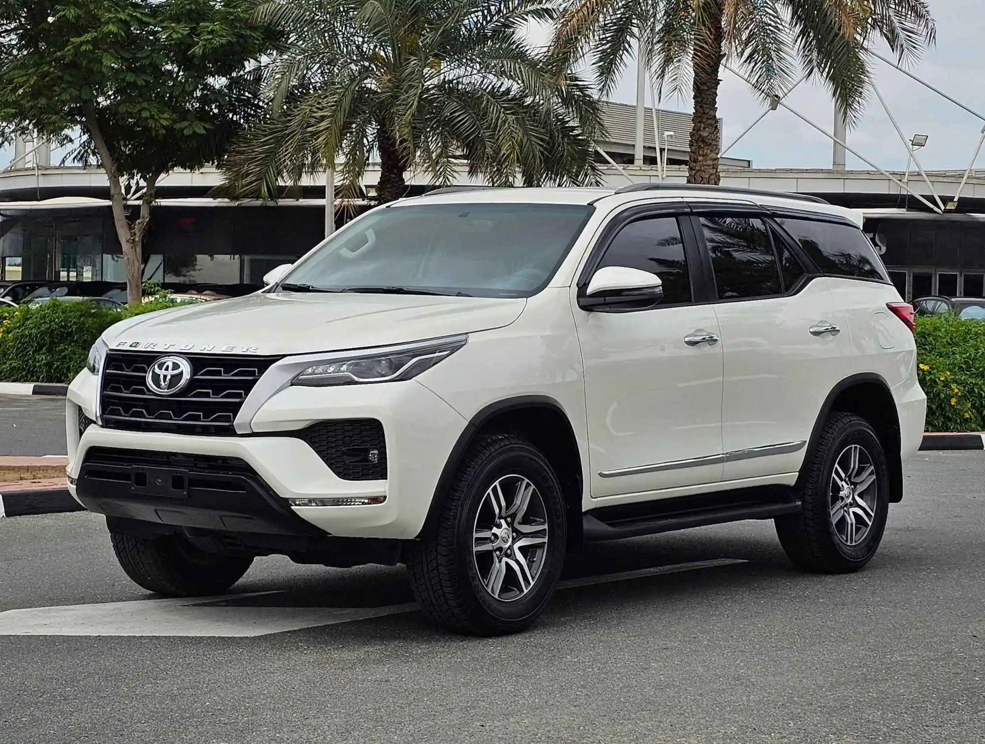 Доступные и эффективные подержанные автомобили TOYOTA FORTUNER E X.R 2.7L бензин 4WD 2021 модельного года белые в хорошем состоянии готовы к работе