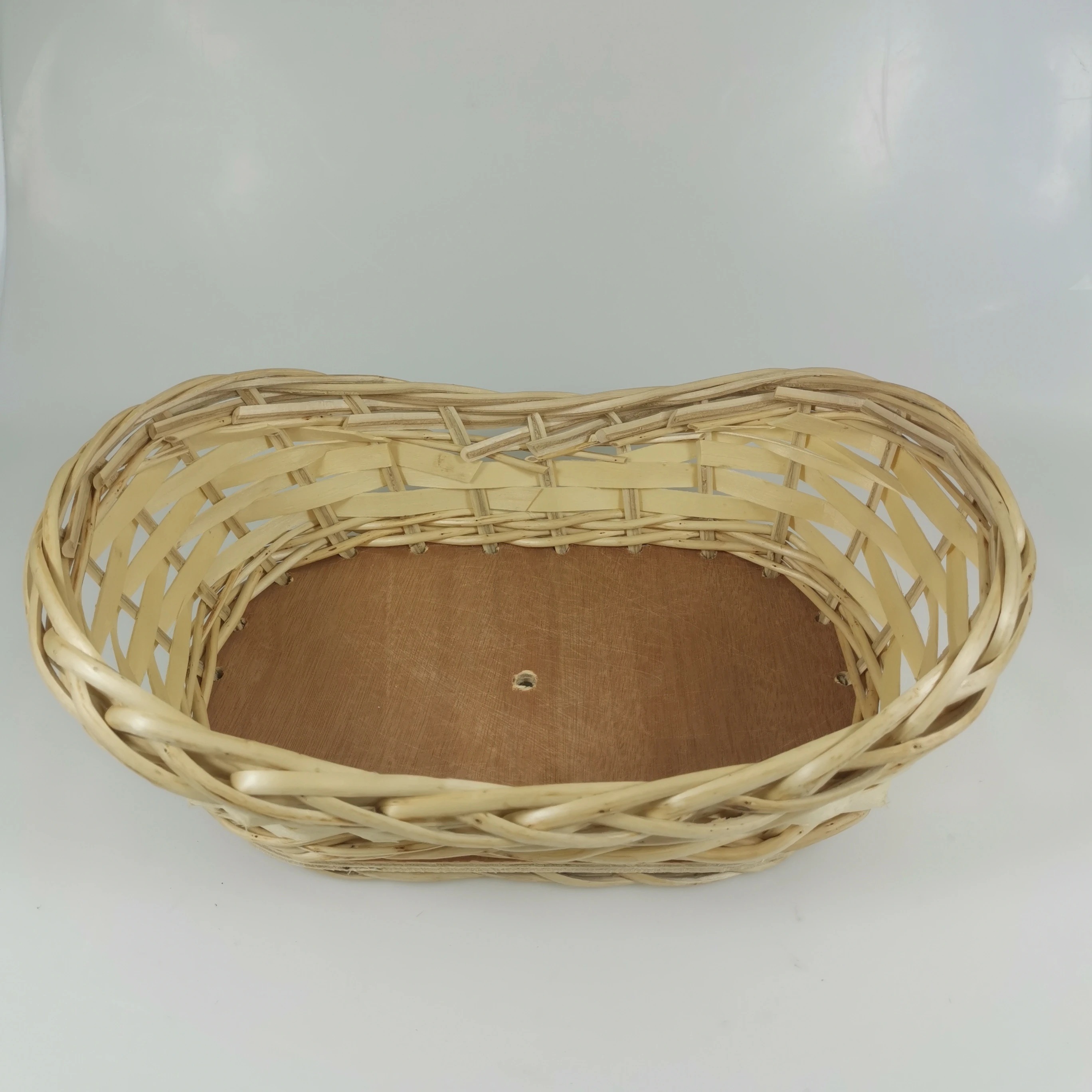 China Manufacturer Boat  Shape Willow Material Wicker Fruit Basket with Wood Base