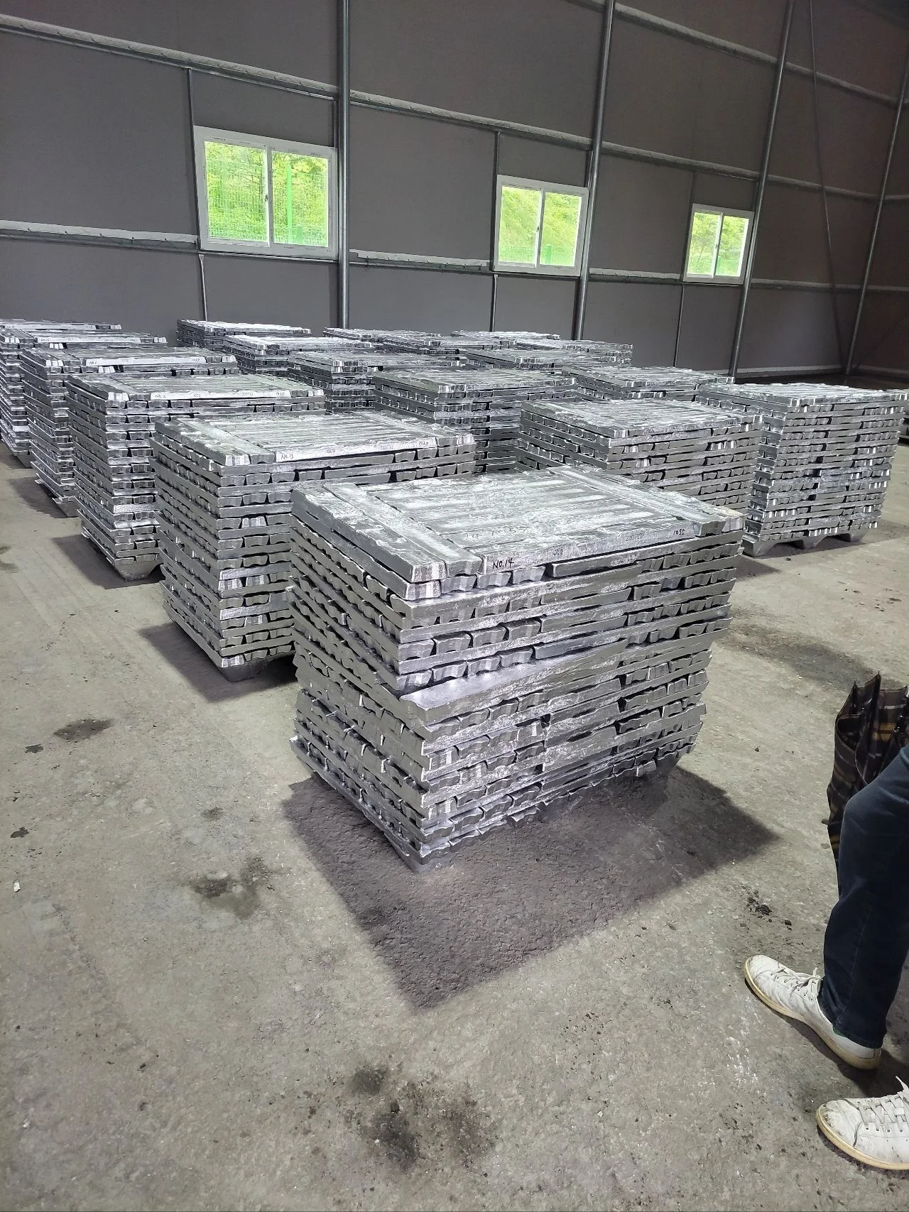 Цинковый зольный металлический кадмиевый слиток чистый цинковый слиток 99.99% 99.995% цинковые слитки