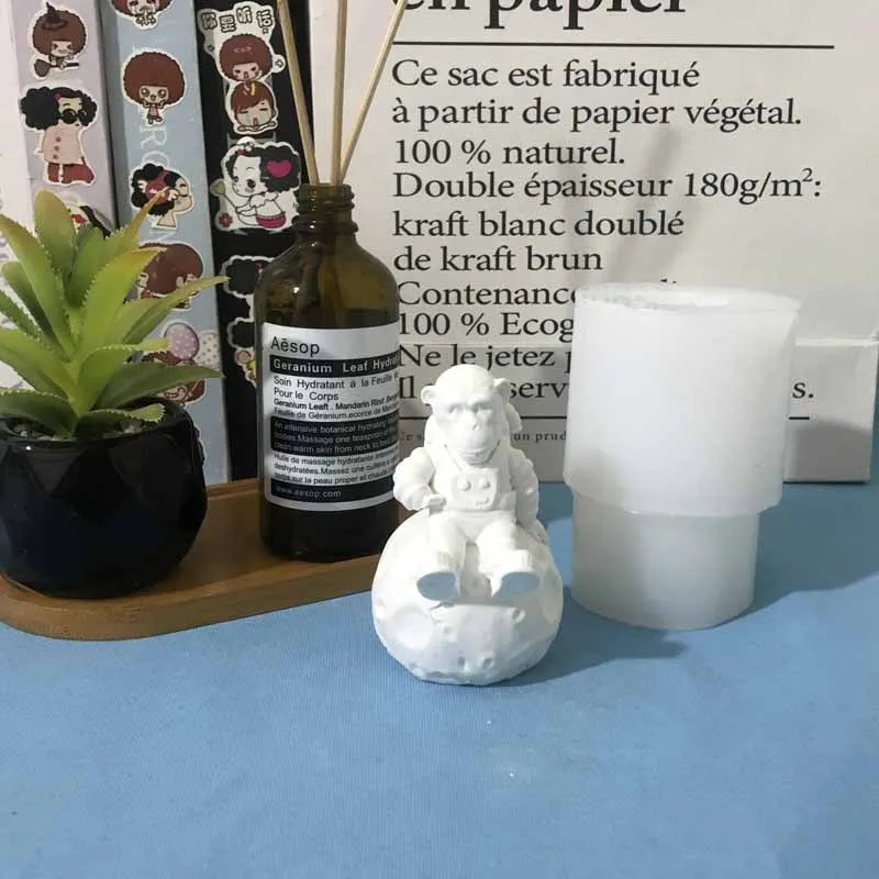 Cement Aromatherapy Mold Sitting Planet Little Monkey Grinding Tool Gorilla Astronaut Spaceman Decoration Fragrant Stone