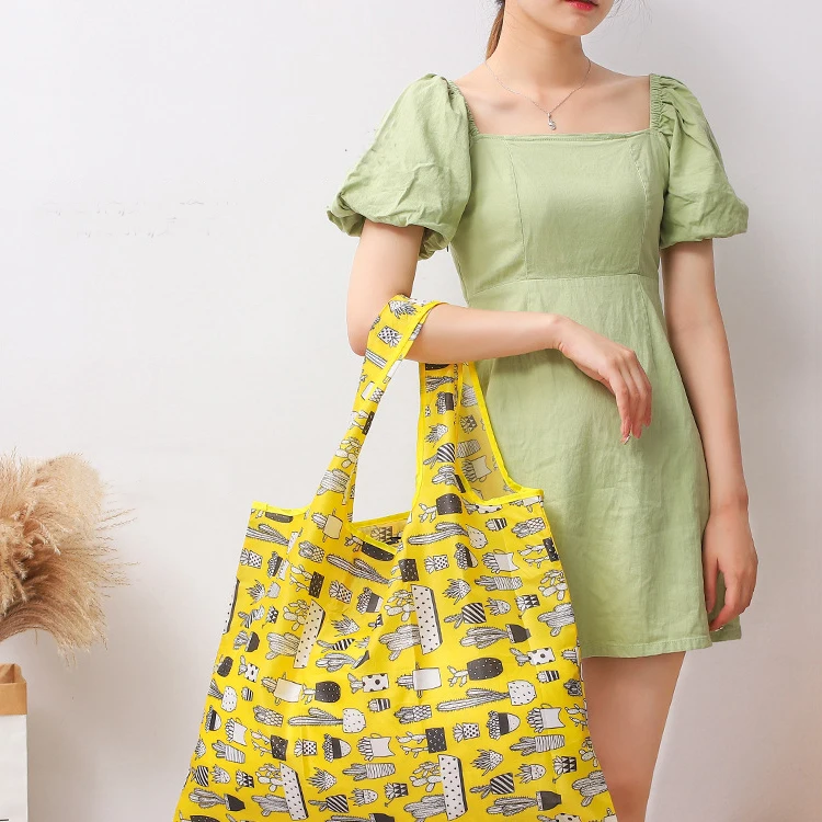 Low MOQ 210D Polyester Large Size 56x41cm Reusable Foldable Grocery Bag For Supermarket Shopping With Banana Leaf Print
