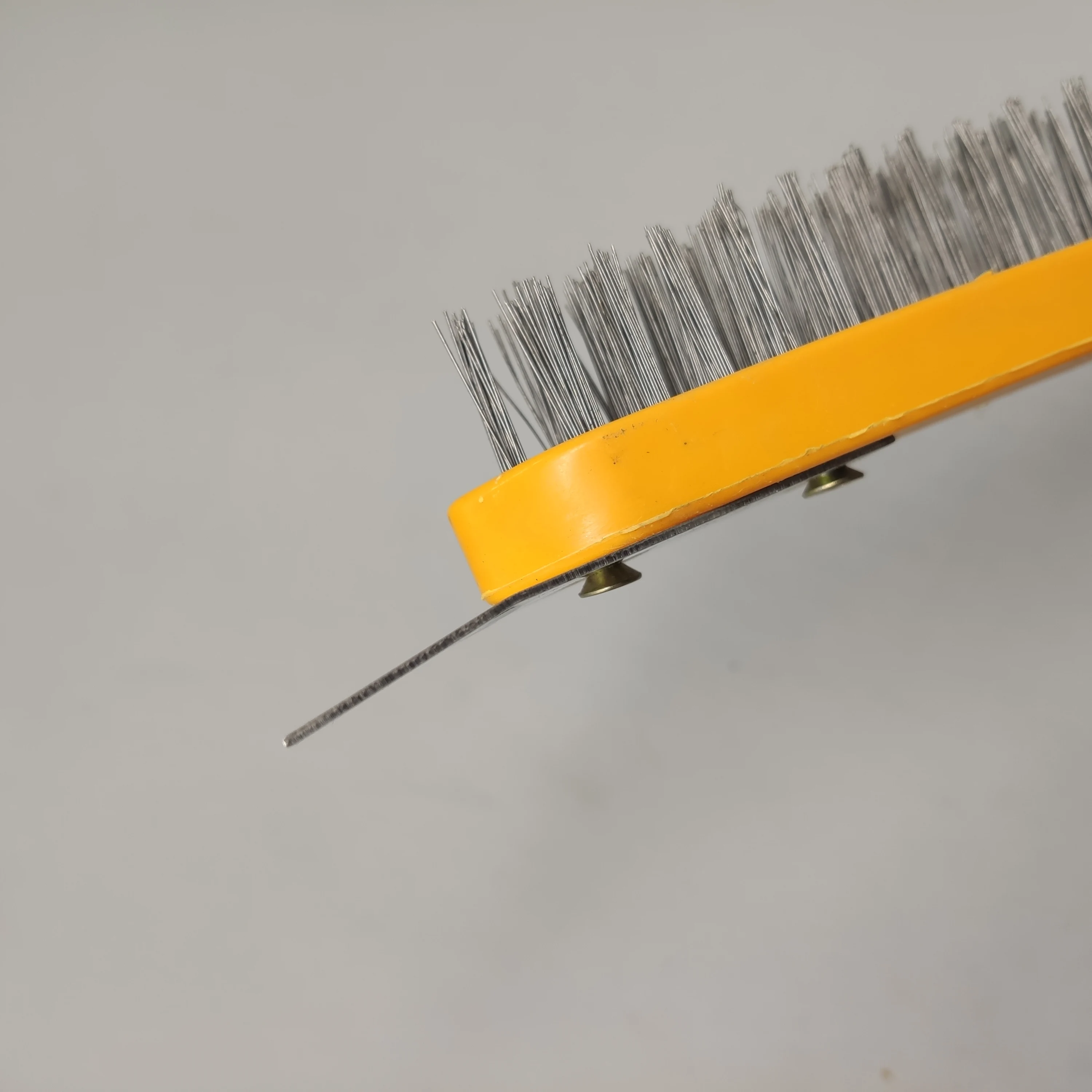 Удобная проволочная щетка с пластиковой ручкой для чистки щетки из углеродистой стали