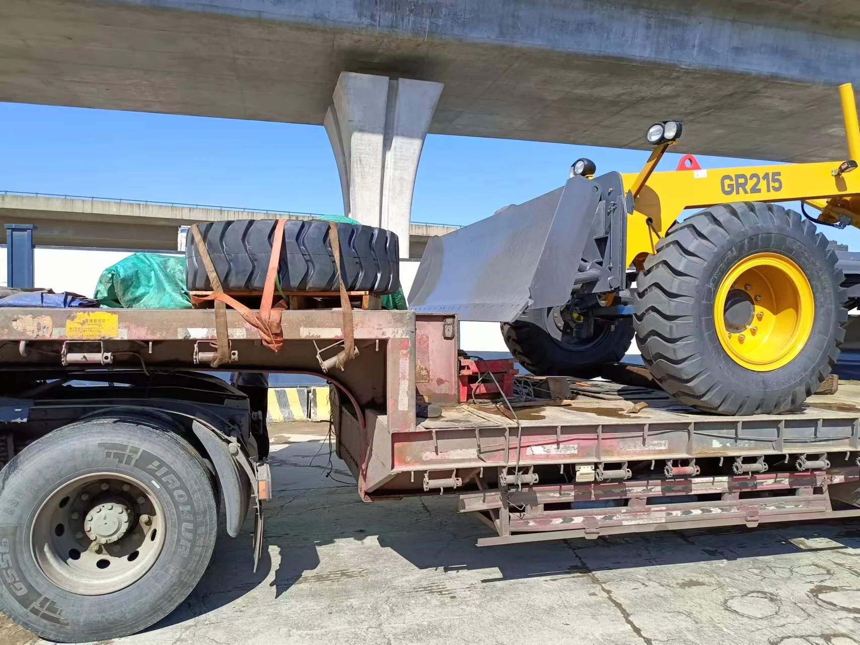 16.5 ton  215hp New Brand Motor Grader GR215 With Front Blade And Ripper Hot Sale In Mexico