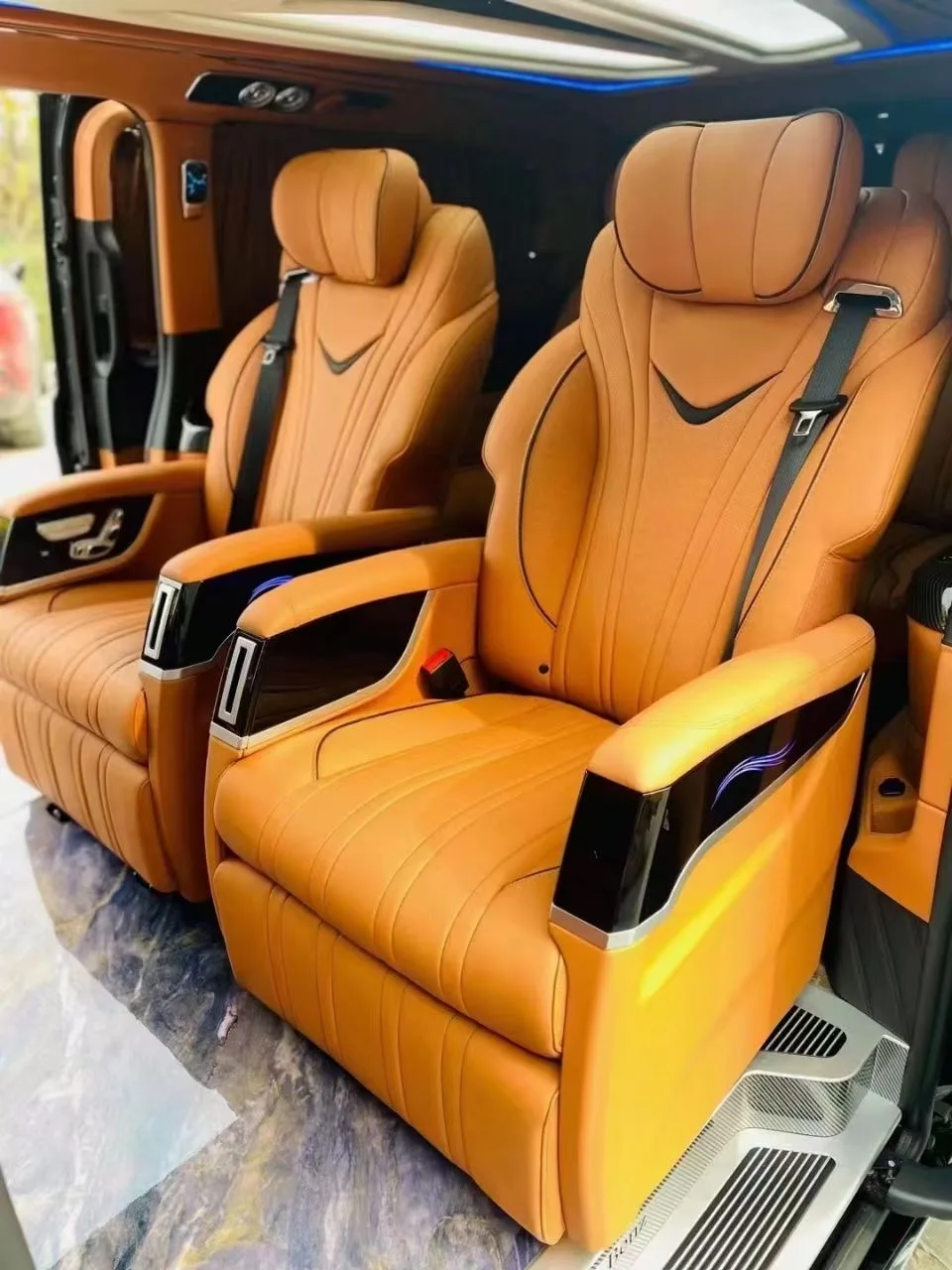 Various Good Quality Touchscreen Controls Climate-Controlled Voice-Activated Controls For Lorinser