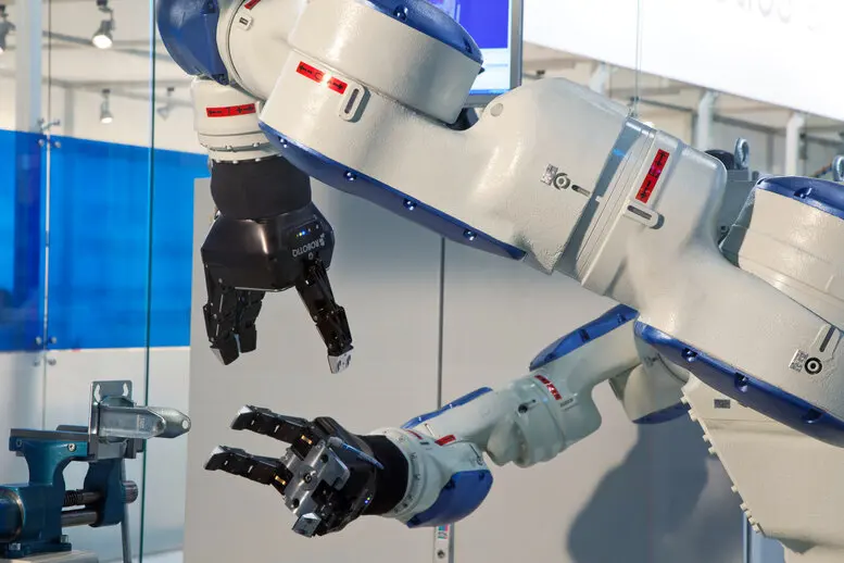 Dual Arm Industrial Robot YASKAWA MOTOMAN SDA5F 5kg Payload 845mm Arm Robots With Schunk Gripper For Assembly Tending Handling