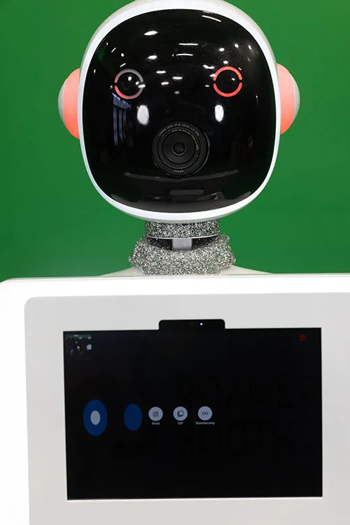 2024 New ipad roaming selfie photo mirror booth portable ipad pro surface roamer 12.9 inch ipad roamer photo booth robot