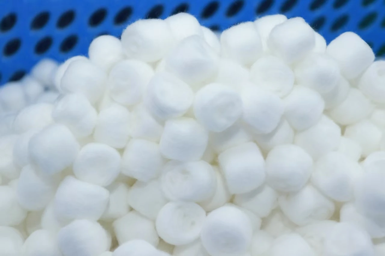 OEM Absorbent soft cotton balls 100% pure Cotton Balls With High Absorbency Whiteness for Surgical use or cosmetic and beauty