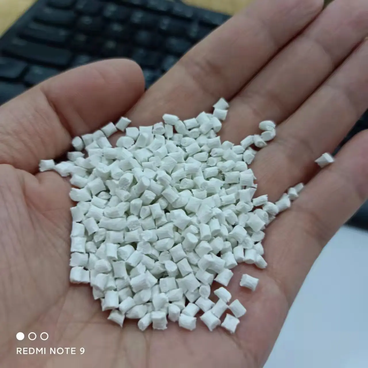 Оптовая продажа, пластиковое сырье для литья под давлением PBT 30% GF, отличное выравнивание и усиление