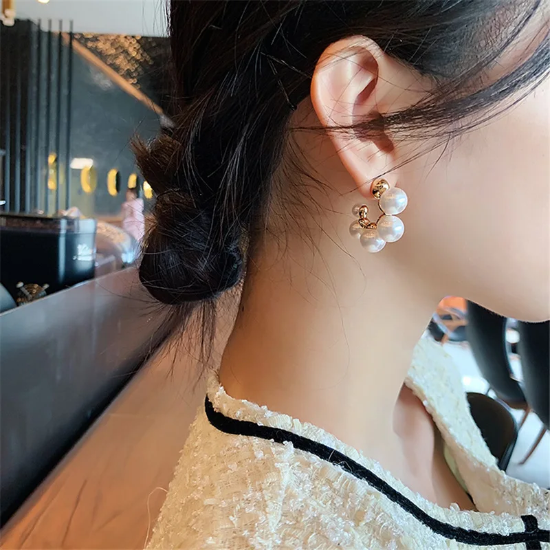 Elegant and Luxury Pearl hoop Earrings for Women French Fashion Pearl Earrings C-shaped Ear Rings Luxury Wedding Party Earrings