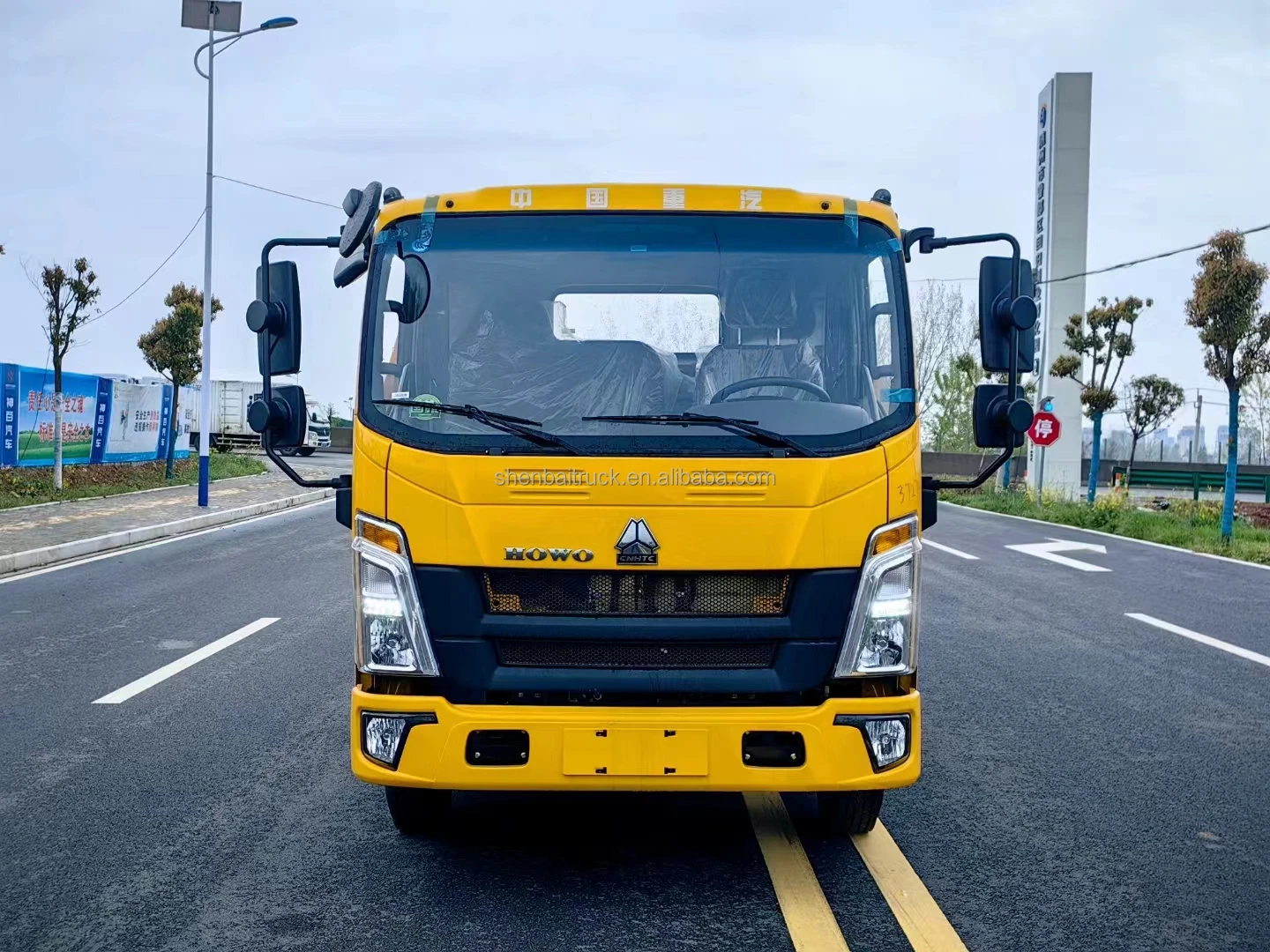 Hot Selling Light Duty Howo 4X2 6 Ton LHD/RHD Flatbed Wrecker Towing Truck Rollback Road Wreckers Tow Platform Trucks