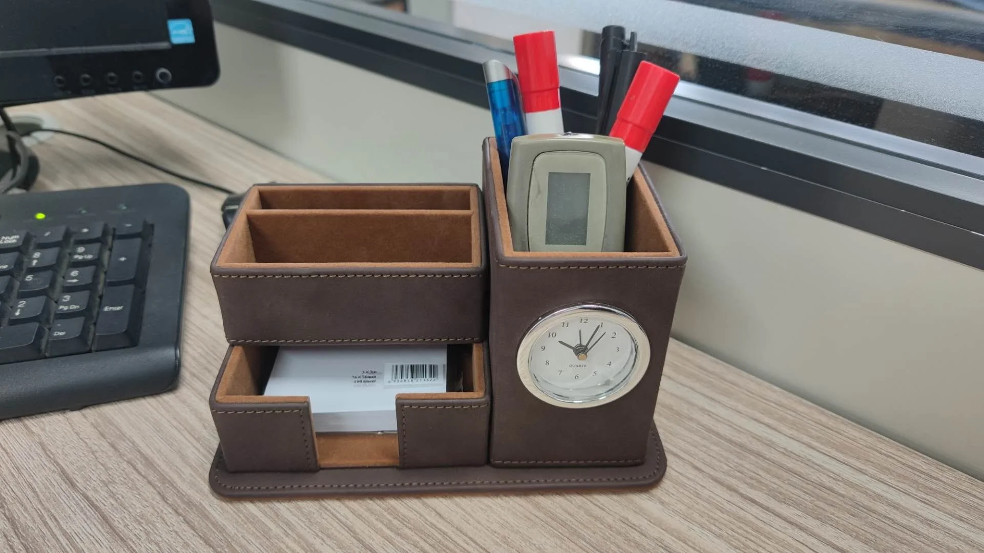 Коричневый кожаный держатель для записей, настольный органайзер для ручек с часами