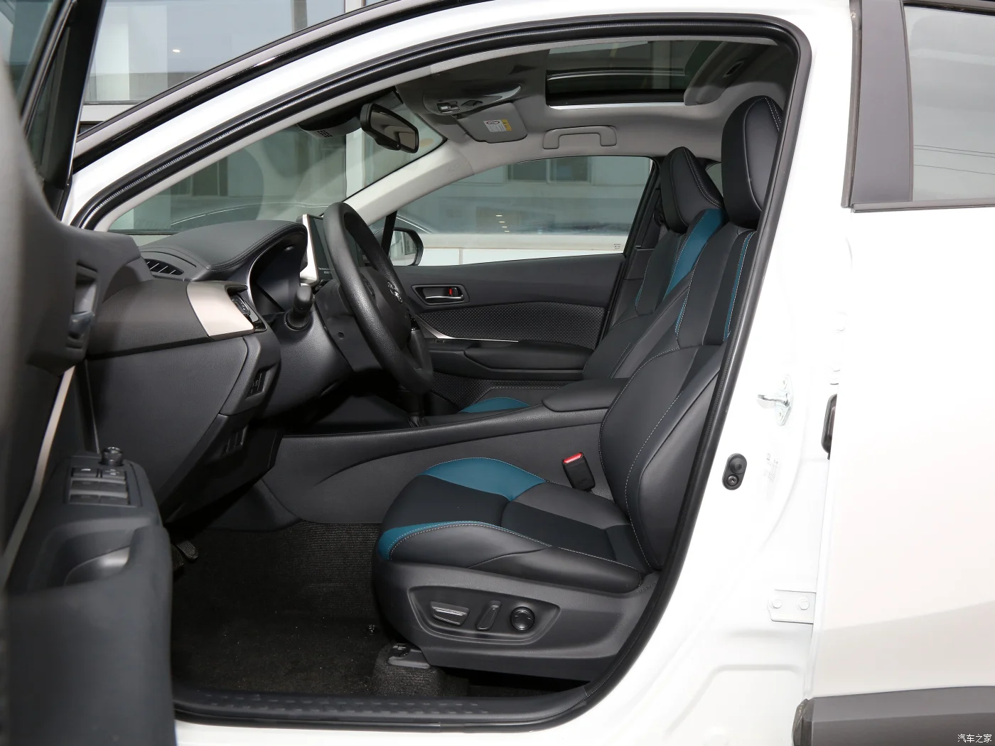 0km used Toyota IZOA 2023 Dual Engine2.0L Yixuan Version 5-door 5-seater SUV hybrid on sale