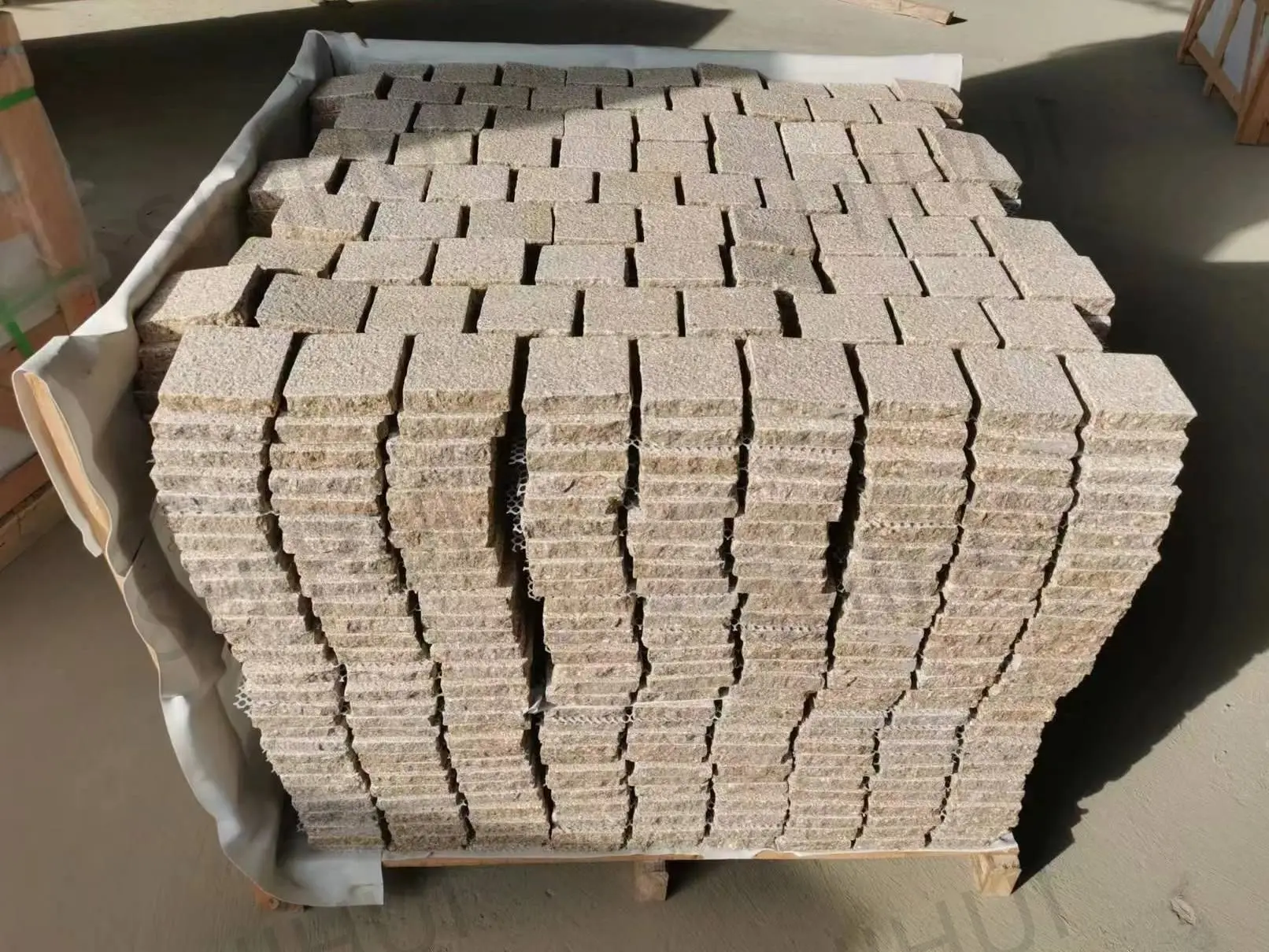 SHIHUI G682 Granite Cube Brick Pattern Brush-Hammered Surface Split Edge Paving Stone Mesh Cobblestone for Outdoor Pavers