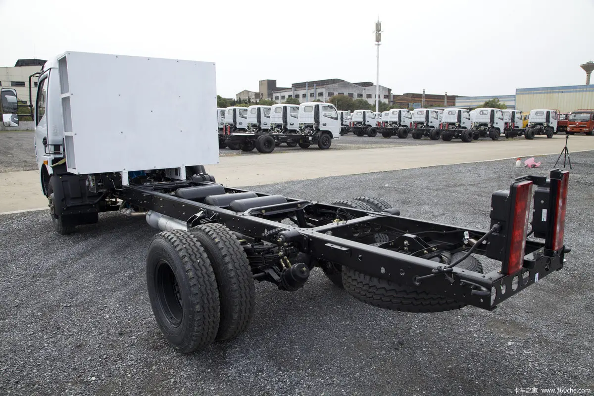 Dongfeng 4x2 105KW 4 Ton Tow Capability  CNG  Truck New Clean Energy Natural  Customized CHAOCHAI LIGHT Truck Manual