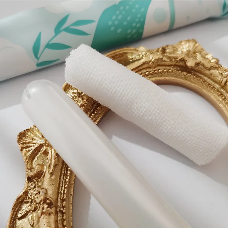 Vaginal applicator, vaginal liquid applicator, gauze cotton core