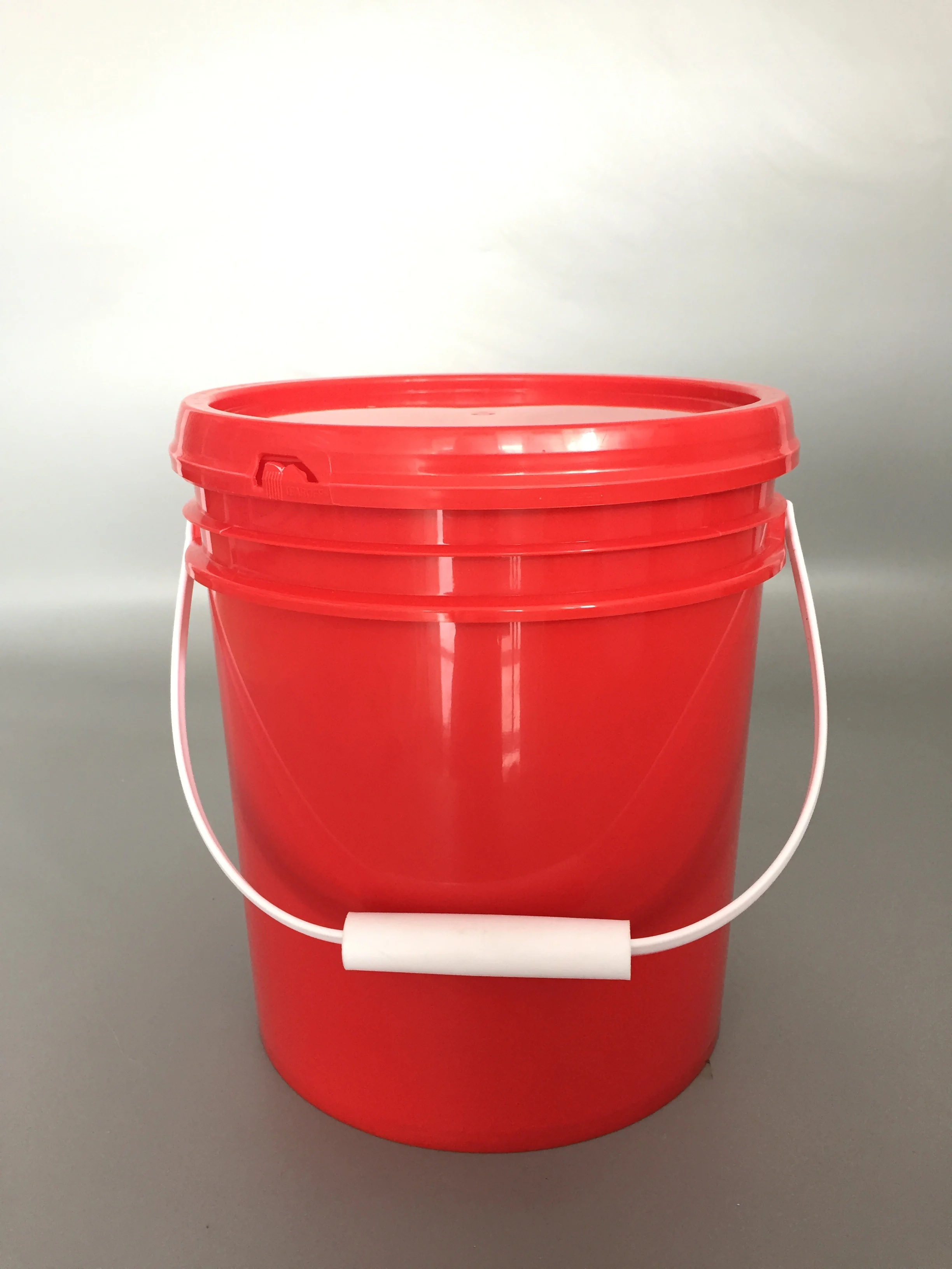 Wholesale retail 10L food grade Recyclable round customized with lid plastic pail bucket