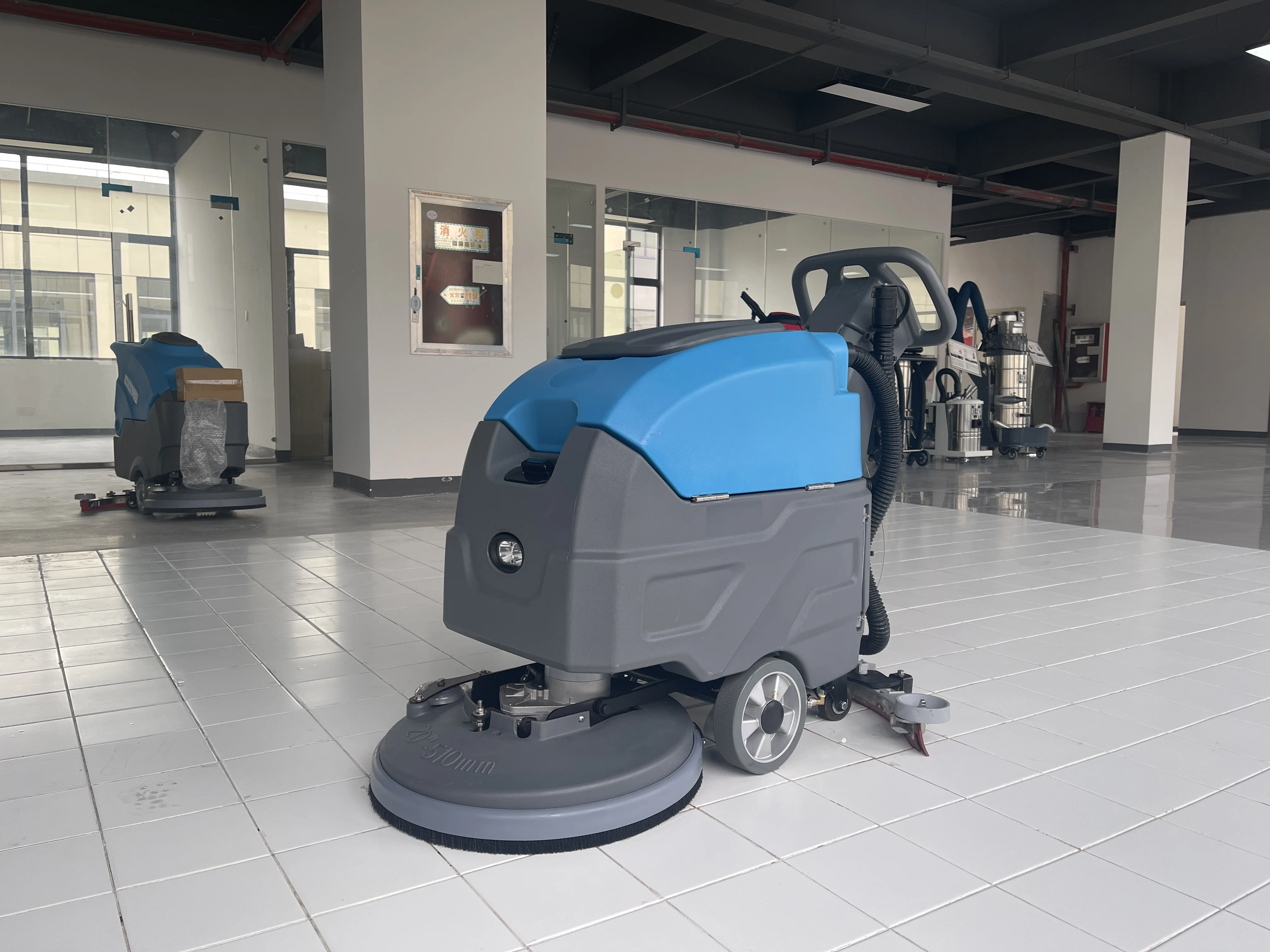 Easy to operate auto floor cleaner electric compact floor scrubber with brushes for concrete hard floor cleaning