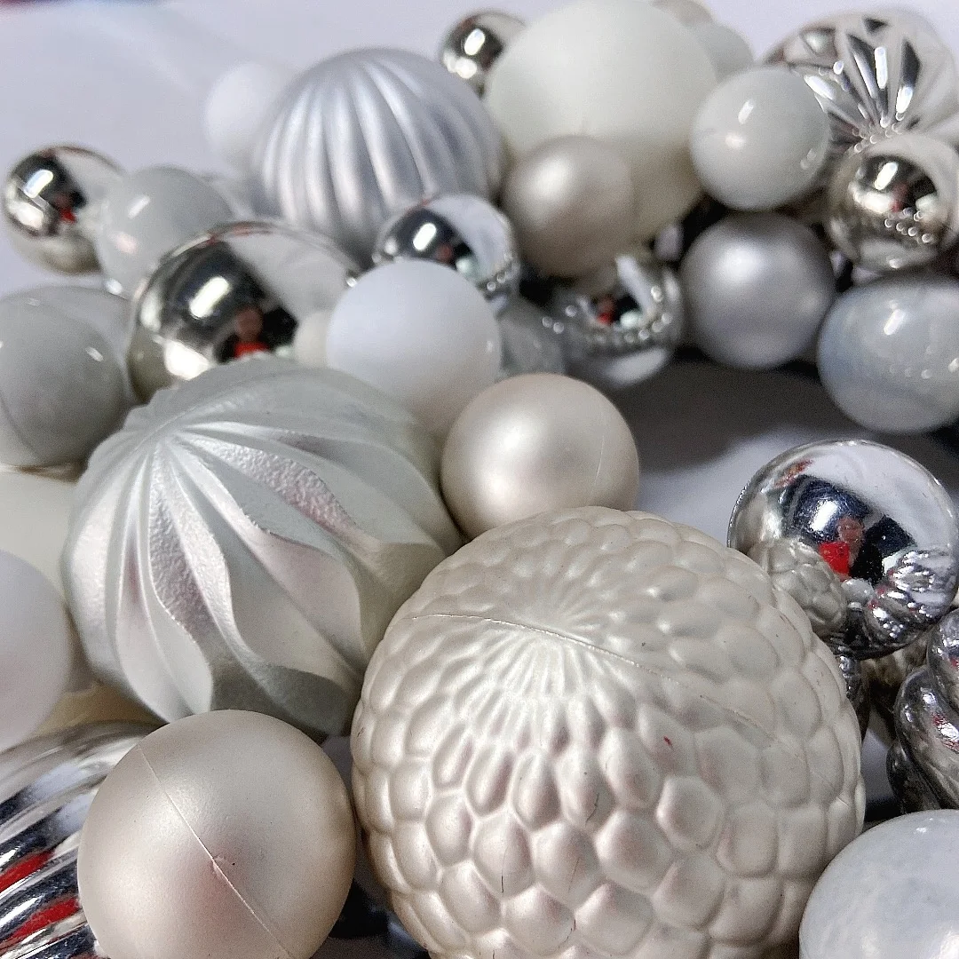 Ssenmasine 13 inch Christmas decoration supplier 33cm bauble wreaths Indoor Christmas Decoration plastic christmas ball wreath