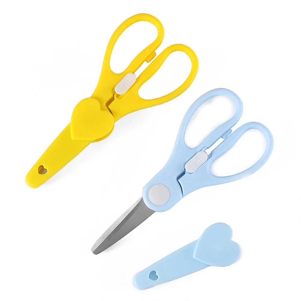 
Students do stationery scissors paper-cut knife with a scissors cover to do hand scissors 