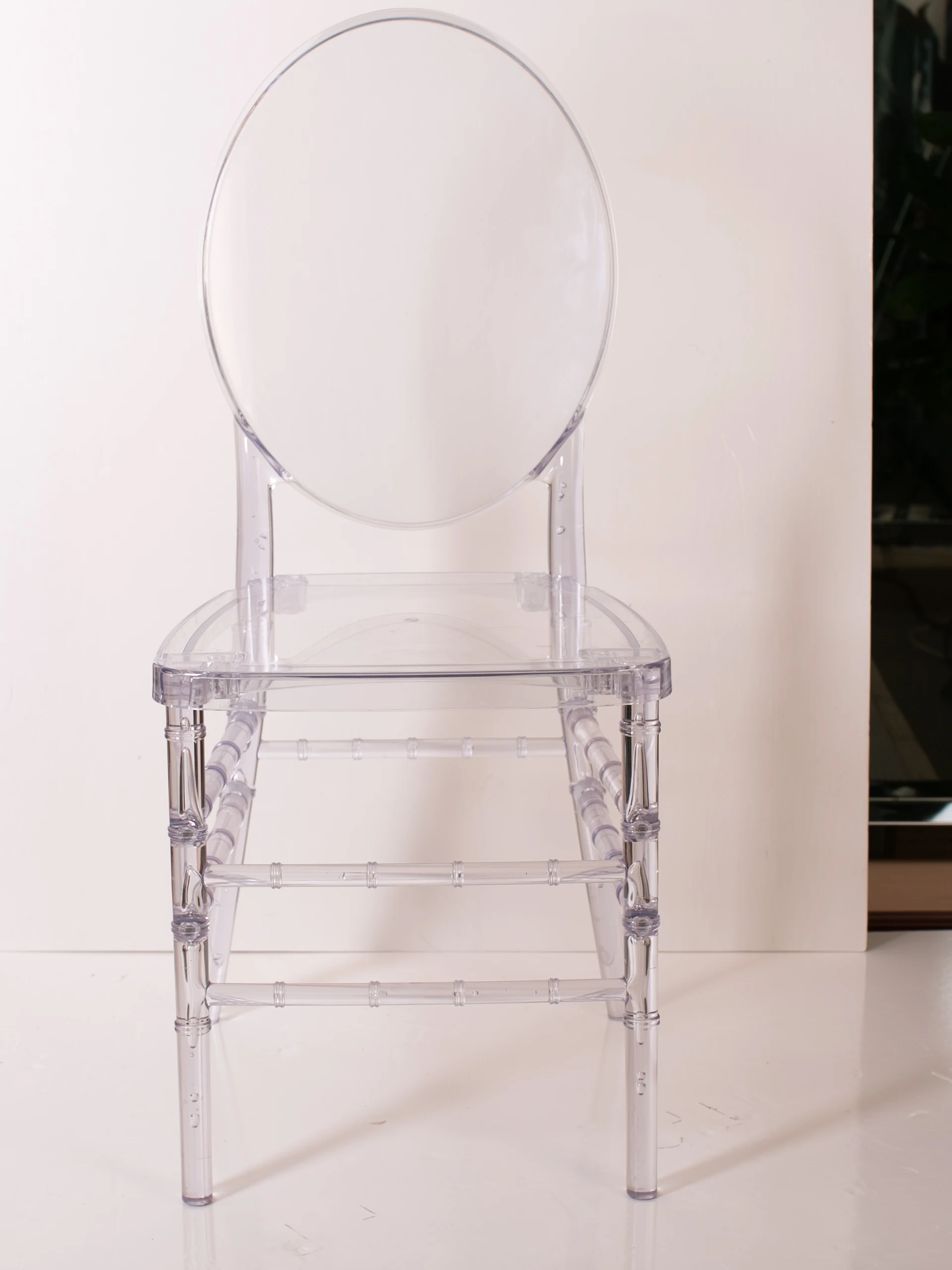 Hotsale Transparent Stackable Hotel Banquet Chivari Wedding Dining Monobloc Resin Tiffany Clear Chiavari Chairs with Cushion