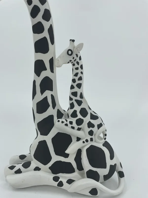2021 China Manufacture black and white resin giraffe statue